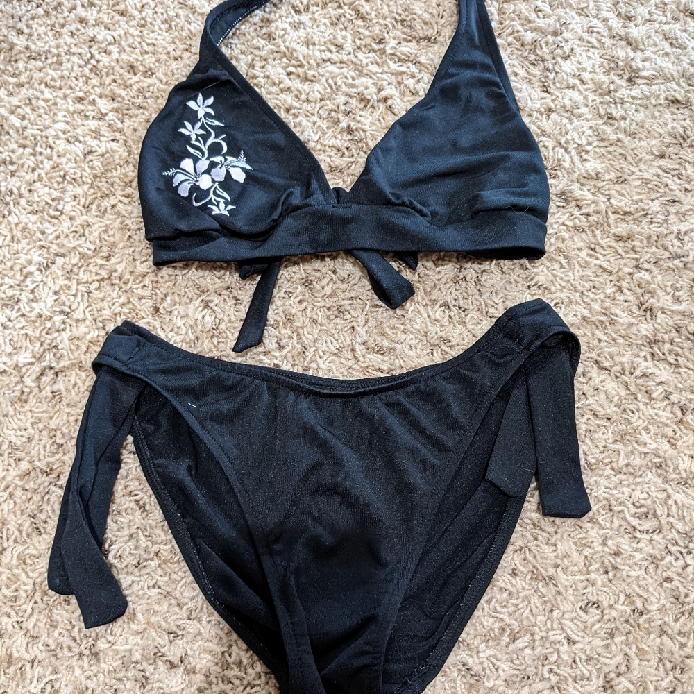 Gorgeous black bikini - Picture 1 of 6